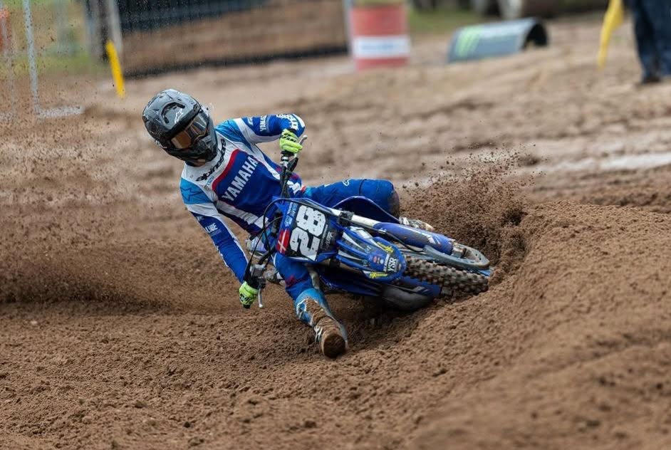 Storm Maymann (28), Team BUYMX Yamaha, in einer Sandkurve bei der EMX125 in Ķegums, Lettland 2026
