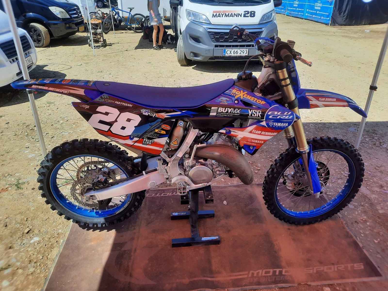 Yamaha 125 mit der Startnummer 28 von Storm Maymann im Fahrerlager der EMX125 in Foxhill