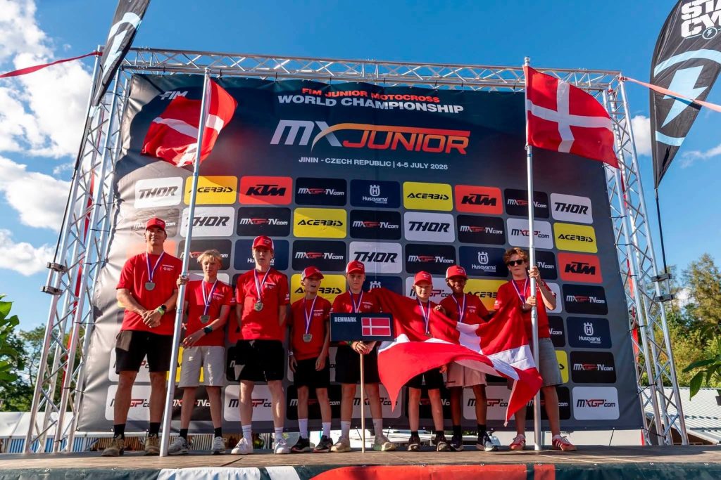 Team Dänemark mit Flaggen bei der FIM Junior Motocross World Championship 2026 in Jinín, Tschechien