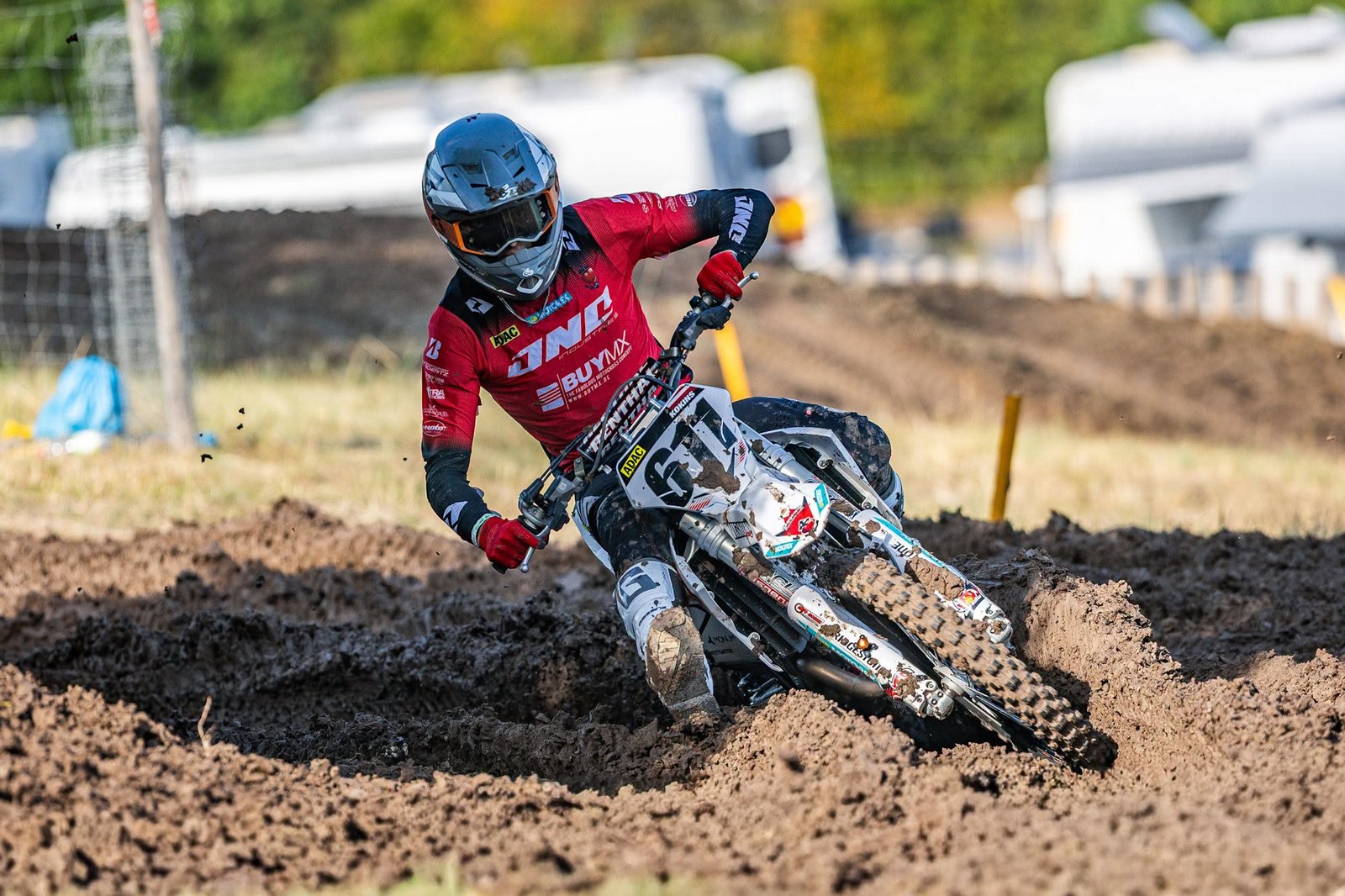 Markuss Kokins (611) in der Kurve bei seinem 450er-Debüt beim ADAC MX Masters Gaildorf