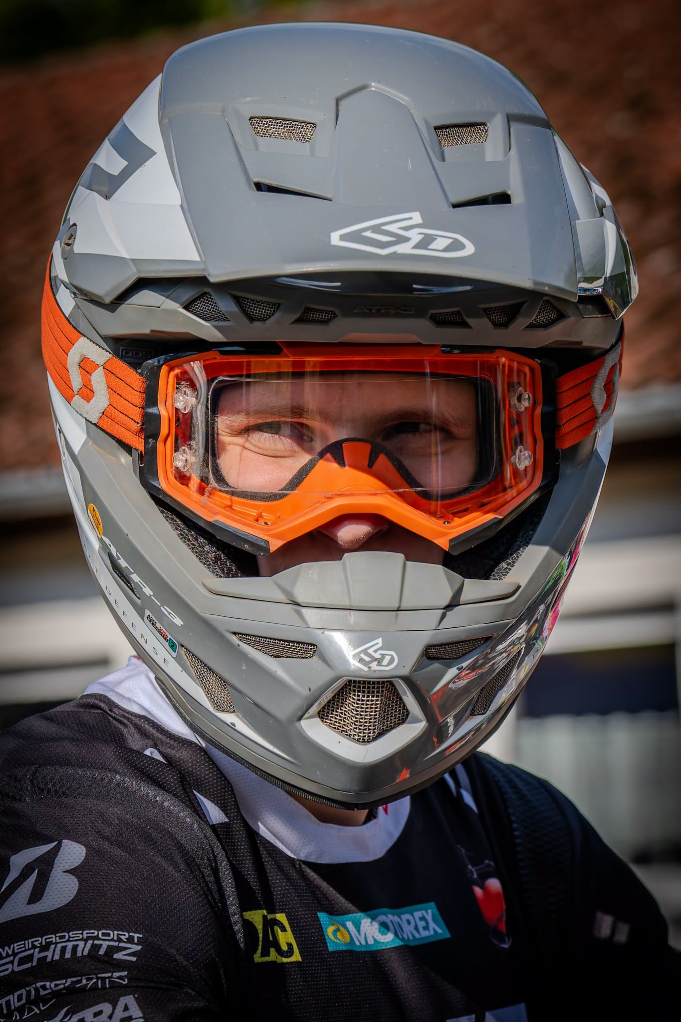 Markuss Kokins mit Helm und orangefarbener Brille, Europameisterschaft Open in Belgien 2026