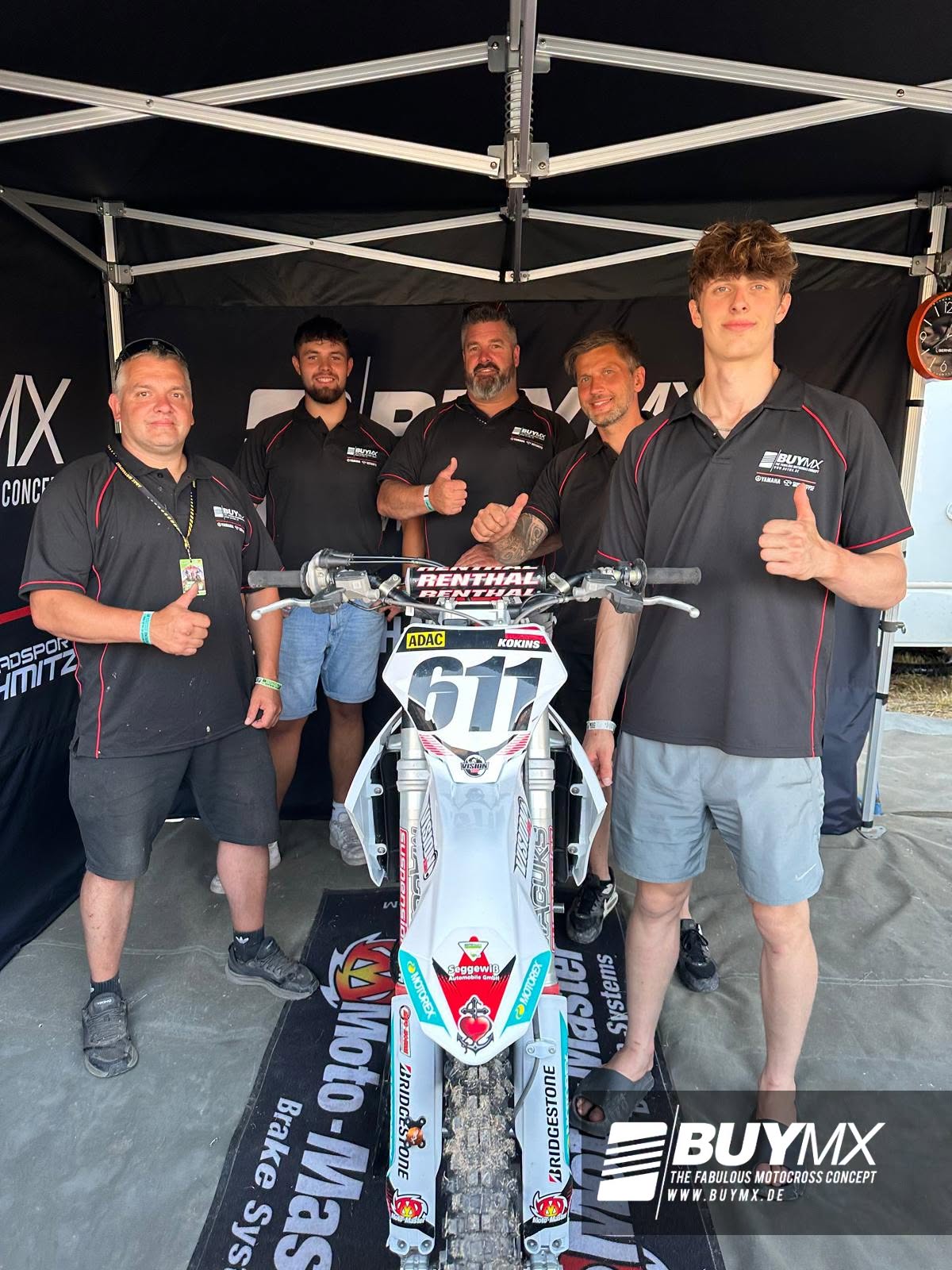 Team BUYMX mit Markuss Kokins und seiner 611 im Teamzelt beim ADAC MX Masters Gaildorf 2026