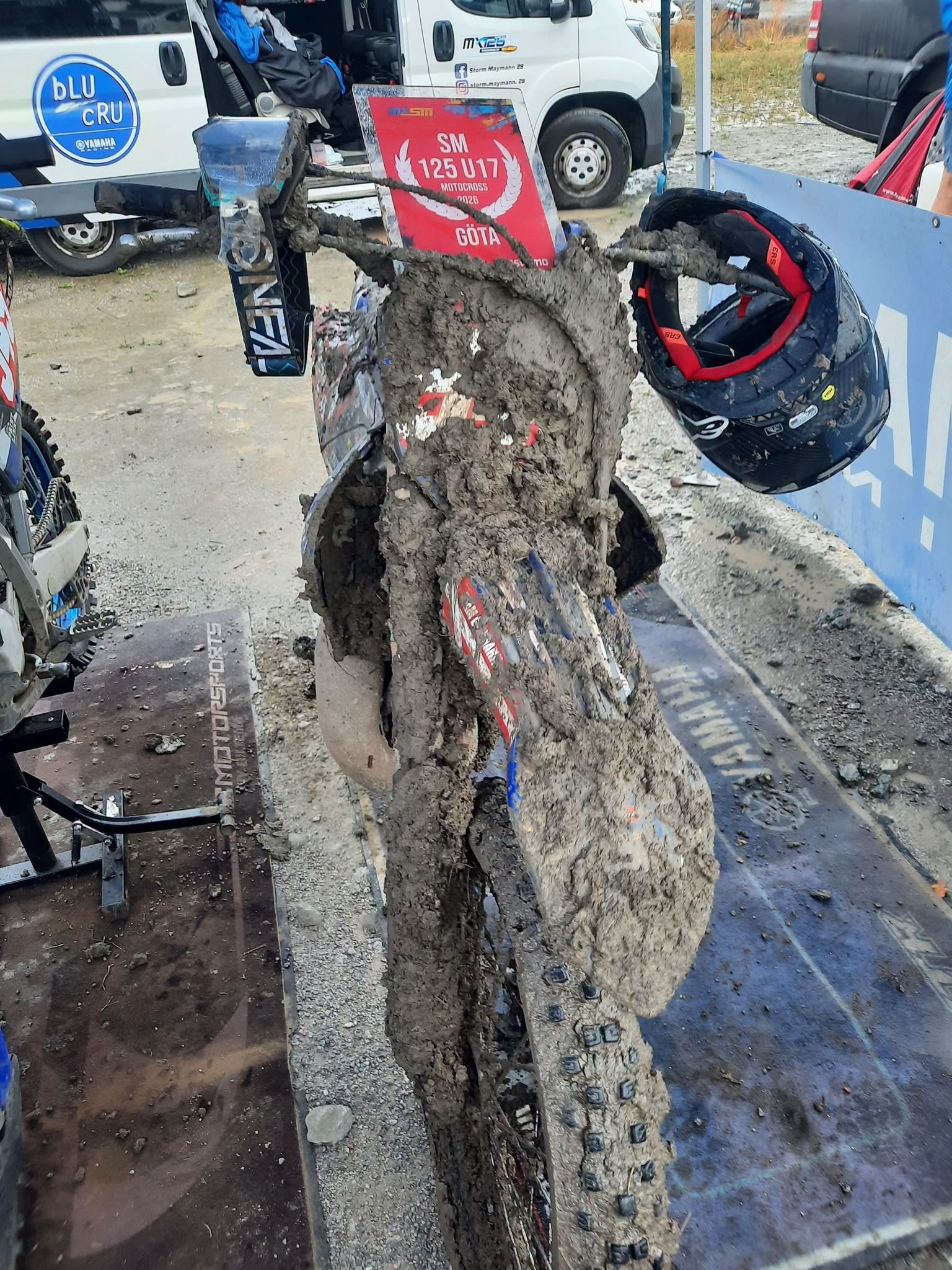 Verschlammtes Motorrad von Storm Maymann mit Red Plate nach dem 6. Lauf der schwedischen Meisterschaft