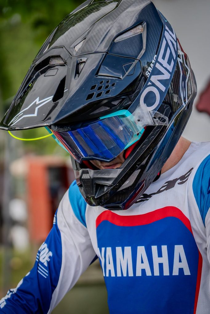 Storm Maymann mit Helm und Brille im Yamaha-Trikot