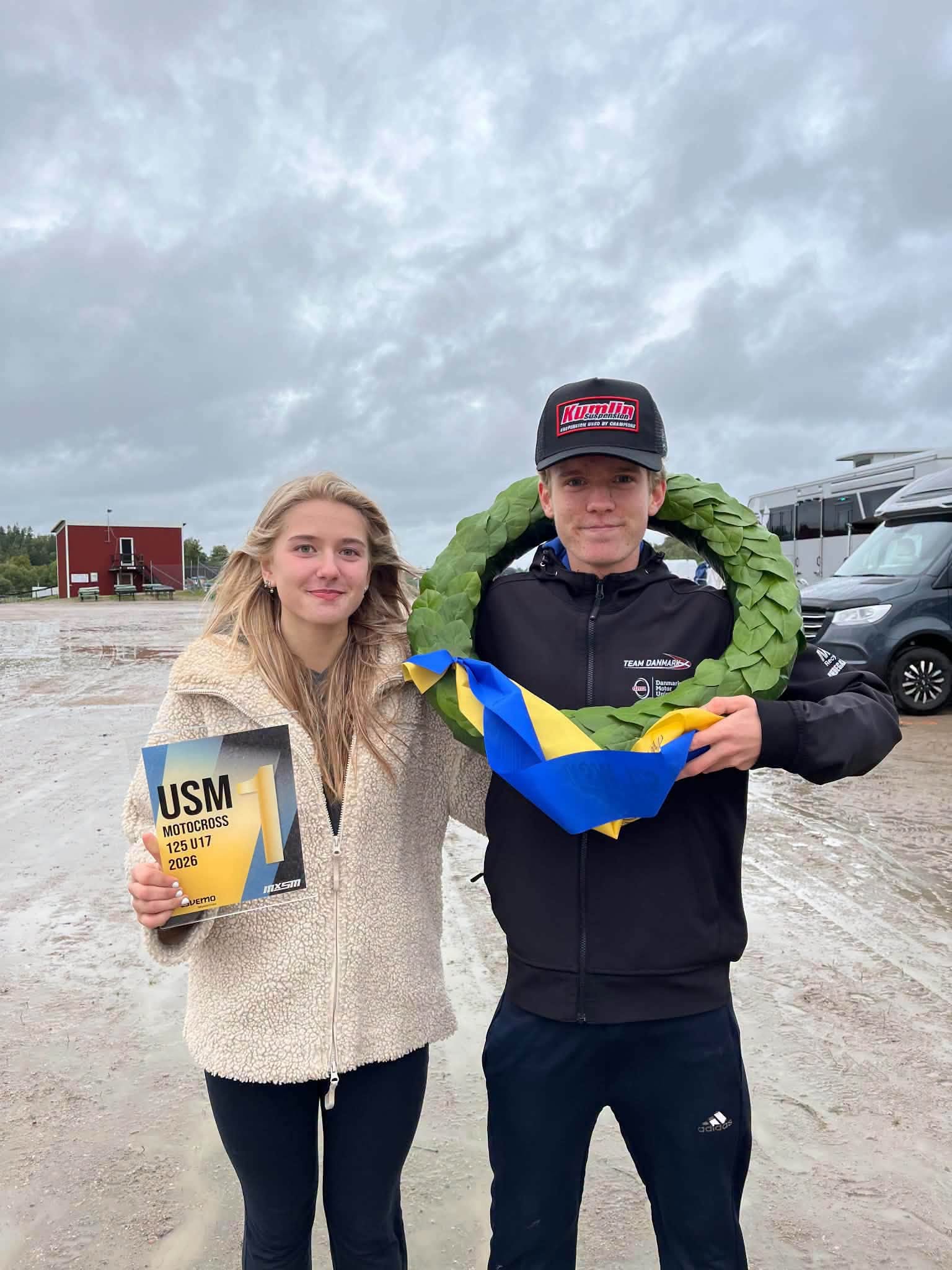 Storm Maymann mit Meisterkranz und Pokal, Schwedischer Meister 2026