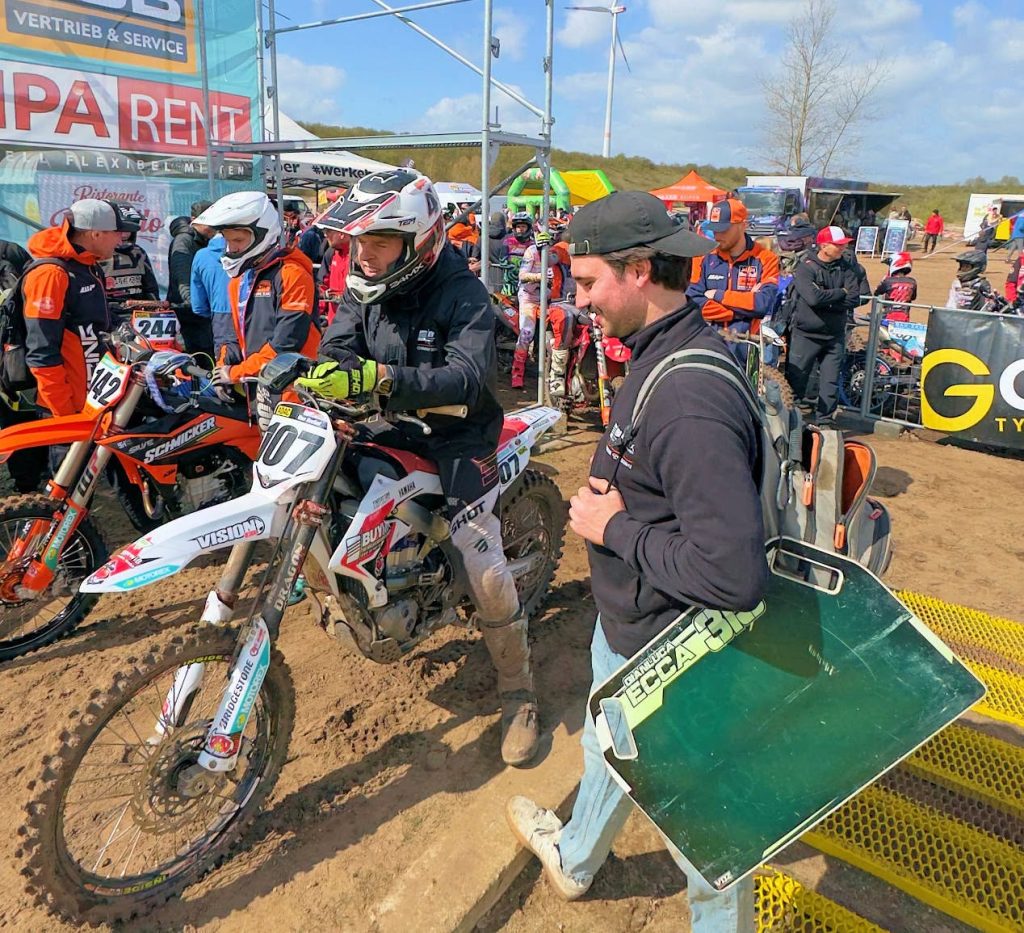 Markuss Kokins (611) in der Startaufstellung mit Team BUYMX Yamaha
