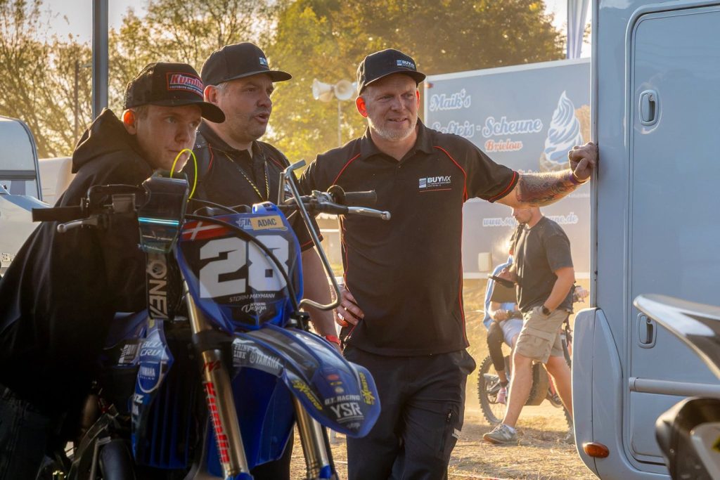 Storm Maymann auf seiner Yamaha mit Team BUYMX im Fahrerlager